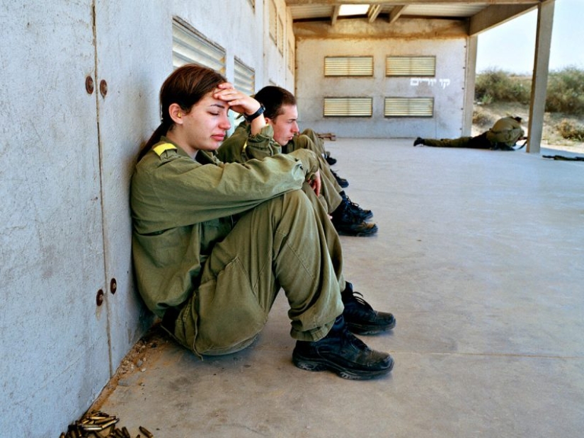 Las niñas del ejército Israelí: una mirada especial a las mujeres de los soldados en las fotos de Rachel Papo Las niñas del ejército Israelí: una mirada especial a las mujeres de los soldados en las fotos de Rachel Papo
