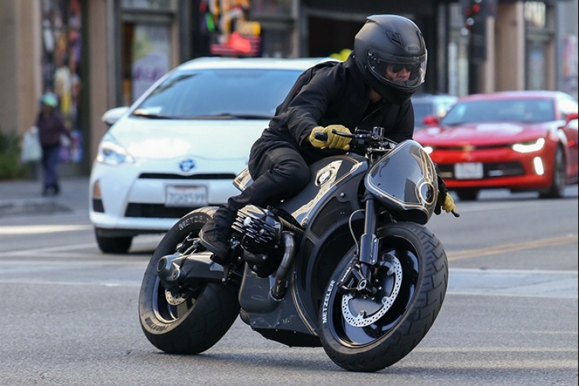 Let's go! Pitt, cher, Gosling and other star riders