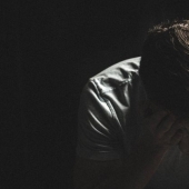 Life in the dark: the mad bet of poker players