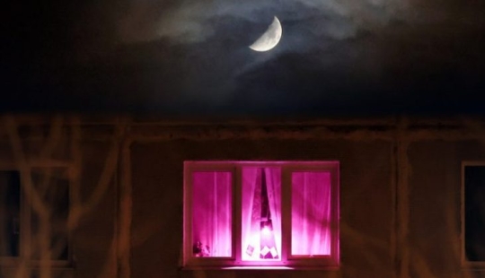 Lo que hay detrás de las ventanas moradas, o el colapso de otra teoría de la conspiración Lo que hay detrás de las ventanas moradas, o el colapso de otra teoría de la conspiración