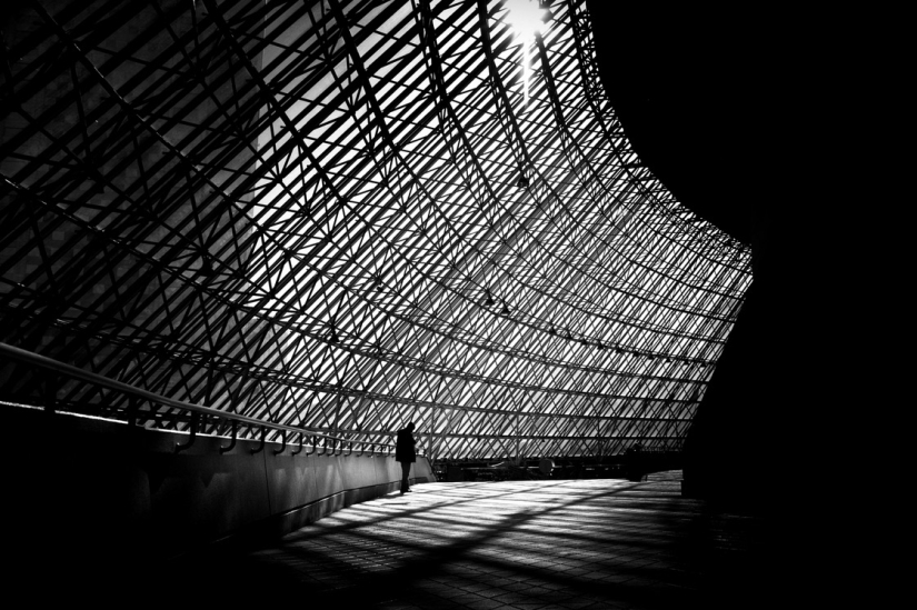 Lonely figures in a black-and-white world: mesmerizing images by a Japanese photographer Lonely figures in a black-and-white world: mesmerizing images by a Japanese photographer