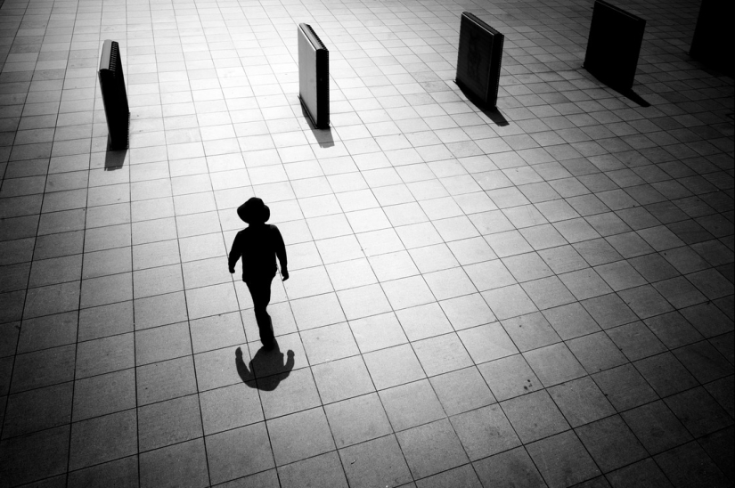 Lonely figures in a black-and-white world: mesmerizing images by a Japanese photographer Lonely figures in a black-and-white world: mesmerizing images by a Japanese photographer