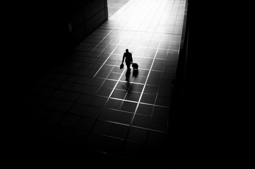 Lonely figures in a black-and-white world: mesmerizing images by a Japanese photographer Lonely figures in a black-and-white world: mesmerizing images by a Japanese photographer