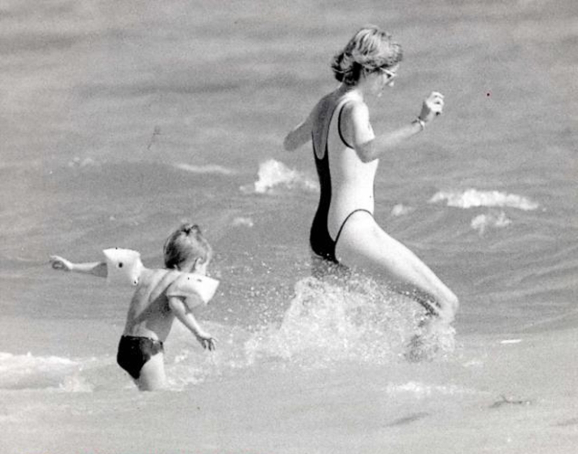 Long Live Summer! Vintage Photos of Famous Beauties on the Beach