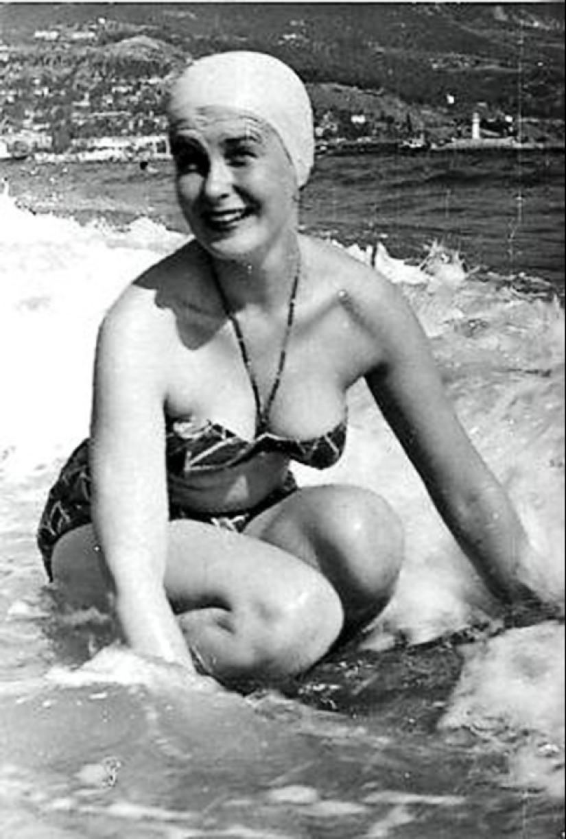 Long Live Summer! Vintage Photos of Famous Beauties on the Beach