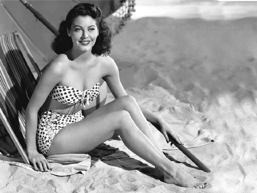 Long Live Summer! Vintage Photos of Famous Beauties on the Beach