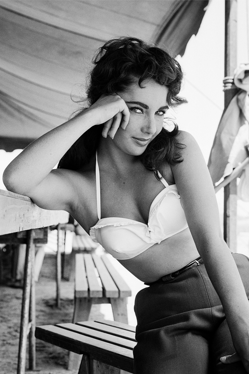 Long Live Summer! Vintage Photos of Famous Beauties on the Beach