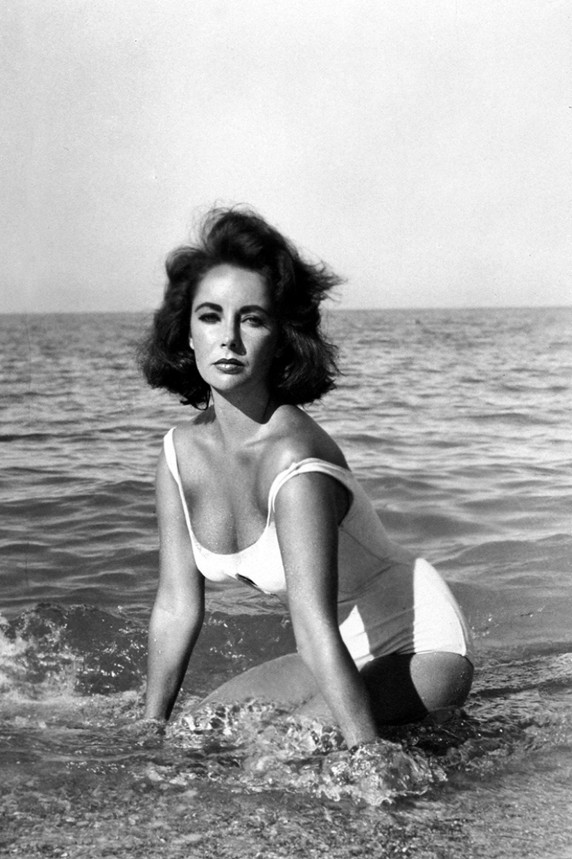 Long Live Summer! Vintage Photos of Famous Beauties on the Beach