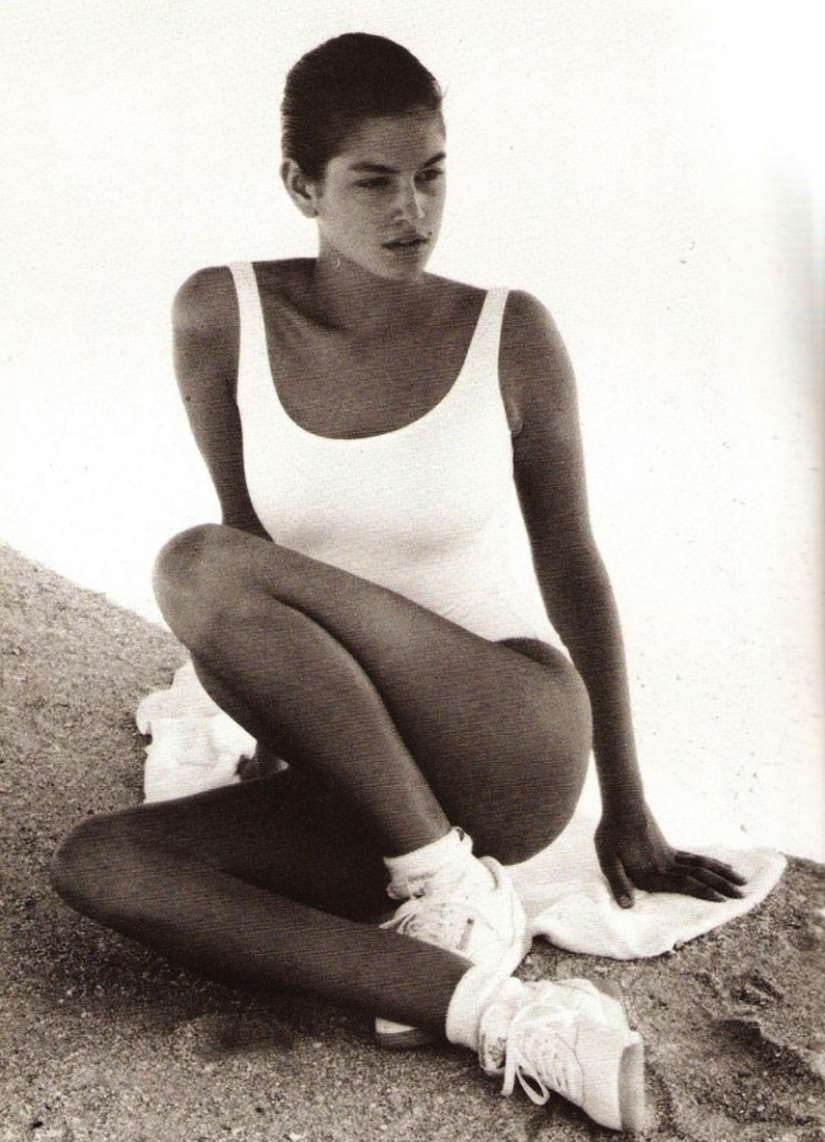 Long Live Summer! Vintage Photos of Famous Beauties on the Beach