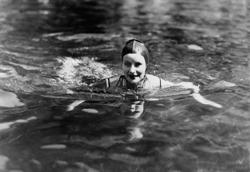 Long Live Summer! Vintage Photos of Famous Beauties on the Beach