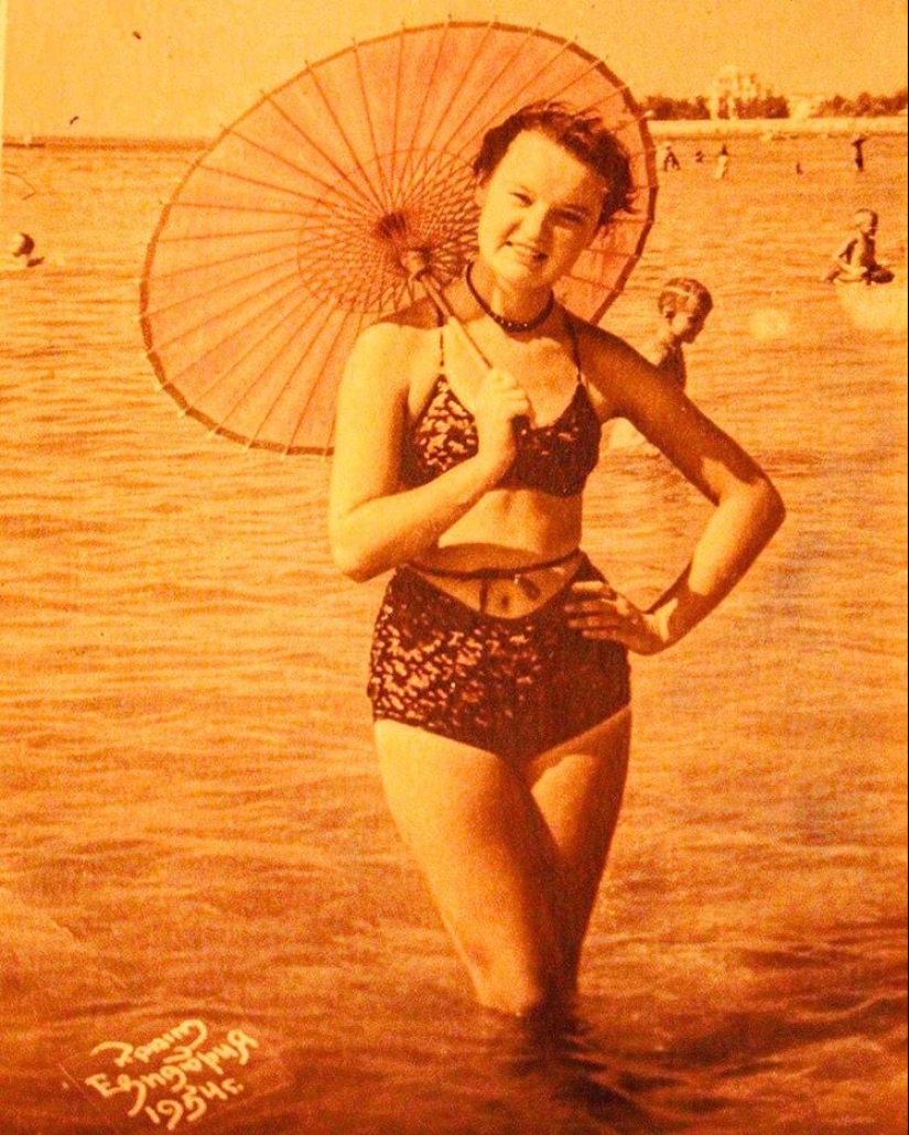 Long Live Summer! Vintage Photos of Famous Beauties on the Beach