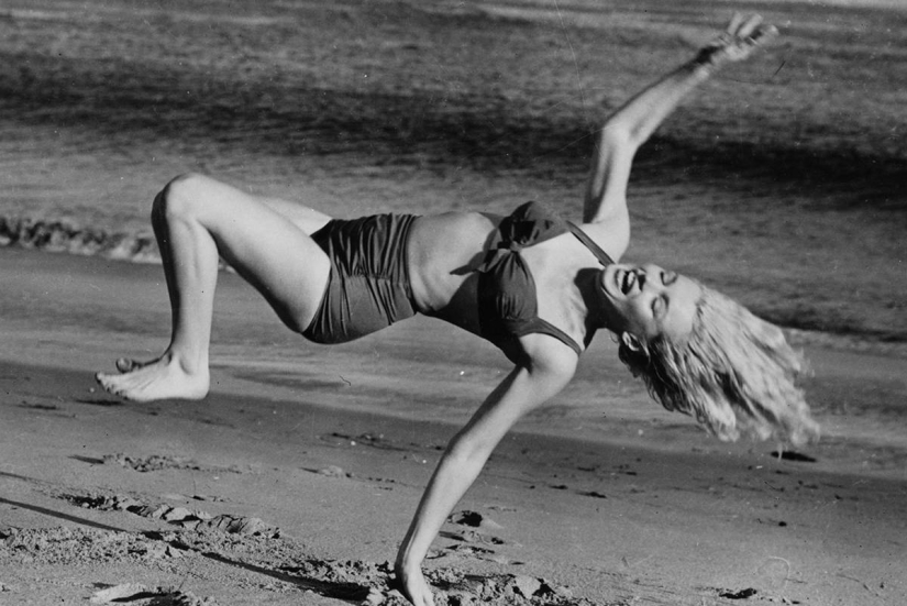 Long Live Summer! Vintage Photos of Famous Beauties on the Beach