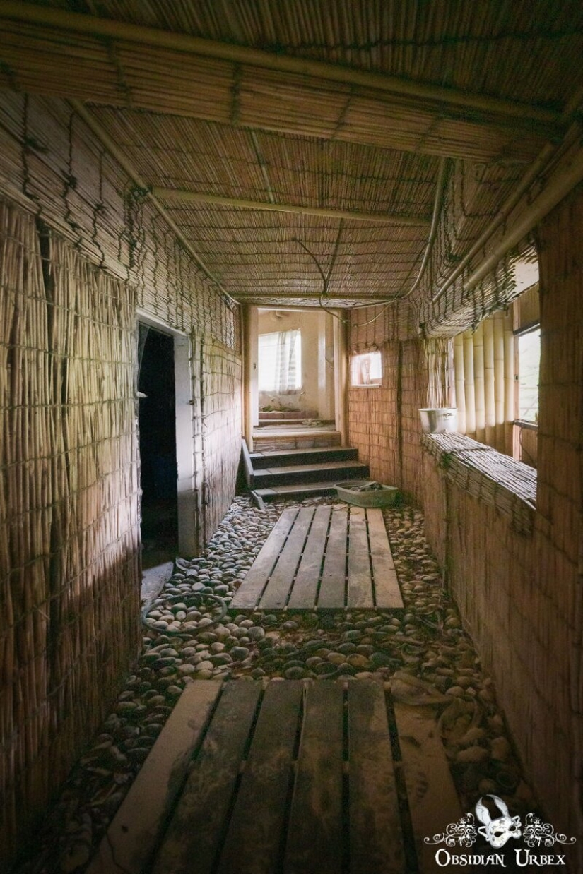 Looks like an abandoned Japanese resort and Spa Looks like an abandoned Japanese resort and Spa