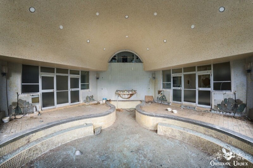 Looks like an abandoned Japanese resort and Spa Looks like an abandoned Japanese resort and Spa