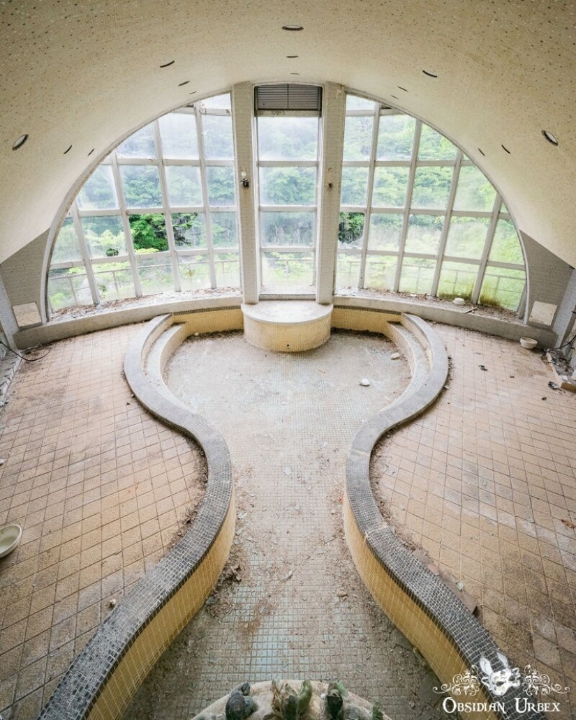 Looks like an abandoned Japanese resort and Spa Looks like an abandoned Japanese resort and Spa