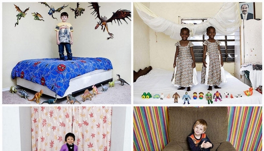 Los niños y sus juguetes.