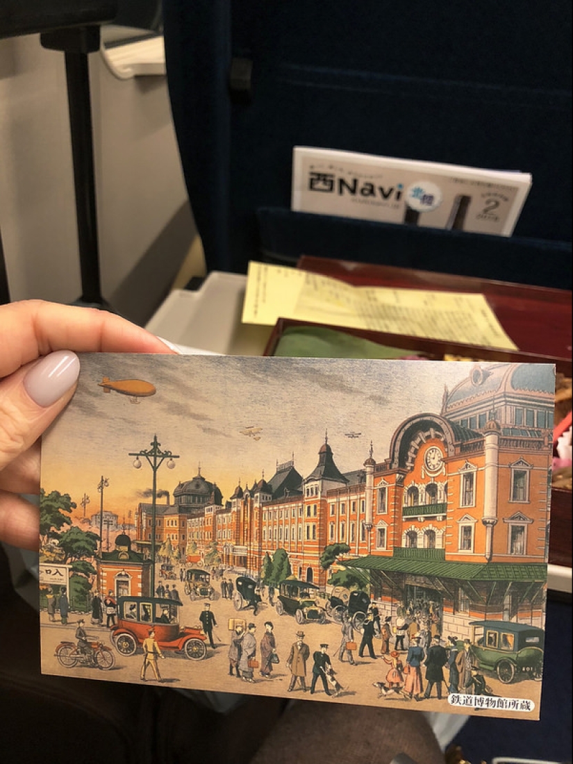 Lotus root, burdock snack and omelette with hieroglyphs: what they serve at the train station in Tokyo