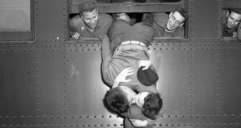 Love during the war: 30 photos about seeing off and meeting soldiers Love during the war: 30 photos about seeing off and meeting soldiers