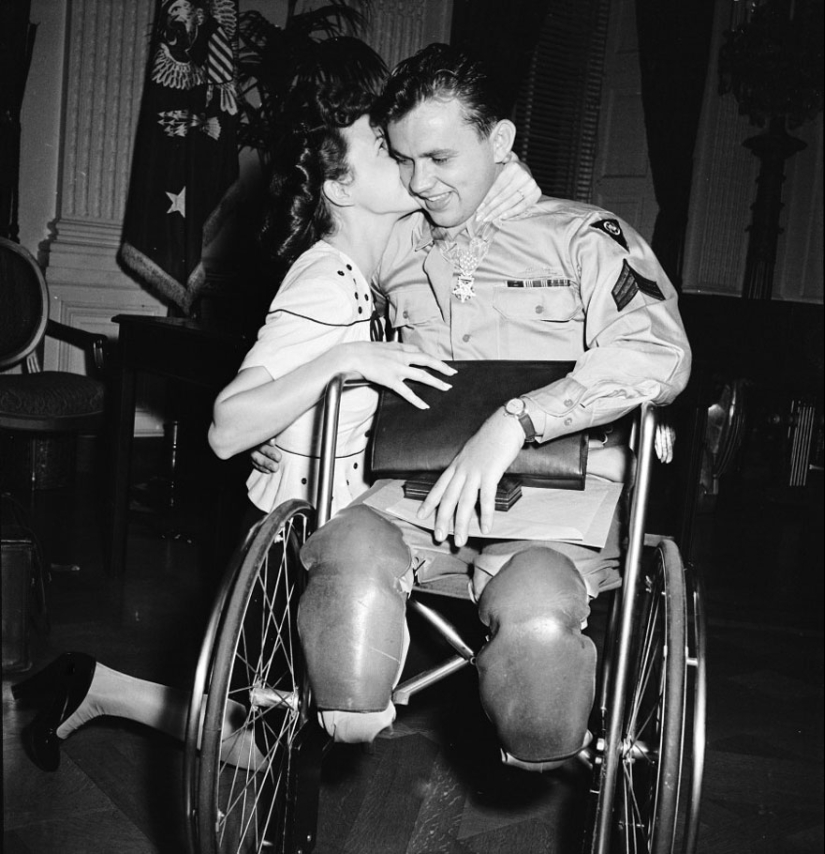 Love during the war: 30 photos about seeing off and meeting soldiers Love during the war: 30 photos about seeing off and meeting soldiers