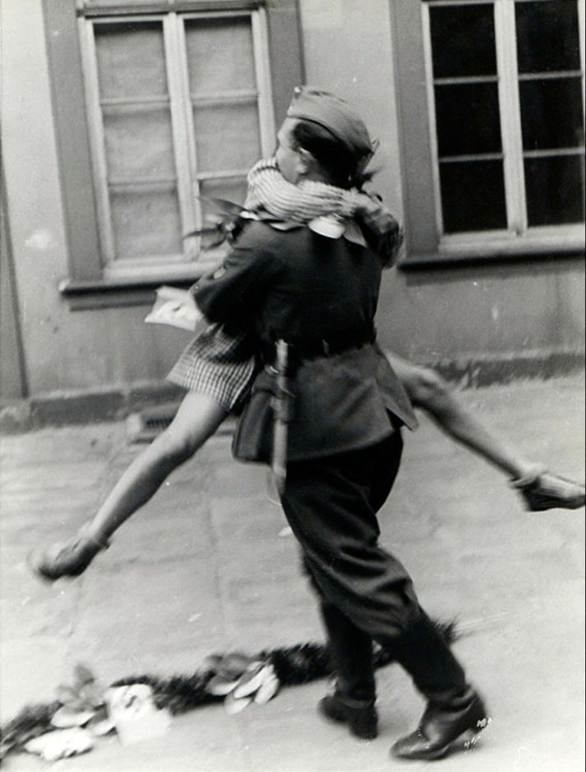 Love during the war: 30 photos about seeing off and meeting soldiers Love during the war: 30 photos about seeing off and meeting soldiers
