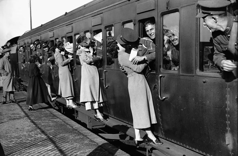Love during the war: 30 photos about seeing off and meeting soldiers Love during the war: 30 photos about seeing off and meeting soldiers