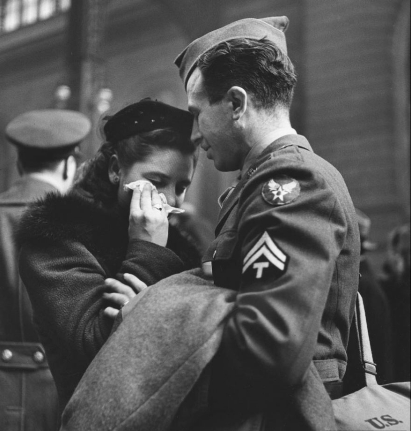 Love during the war: 30 photos about seeing off and meeting soldiers Love during the war: 30 photos about seeing off and meeting soldiers