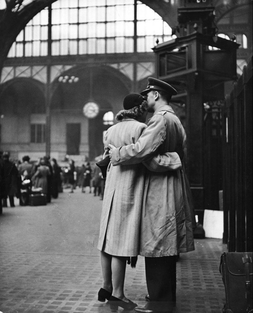 Love during the war: 30 photos about seeing off and meeting soldiers Love during the war: 30 photos about seeing off and meeting soldiers