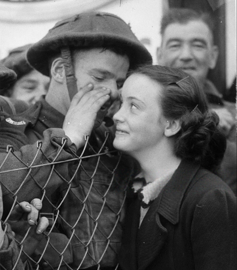 Love during the war: 30 photos about seeing off and meeting soldiers Love during the war: 30 photos about seeing off and meeting soldiers