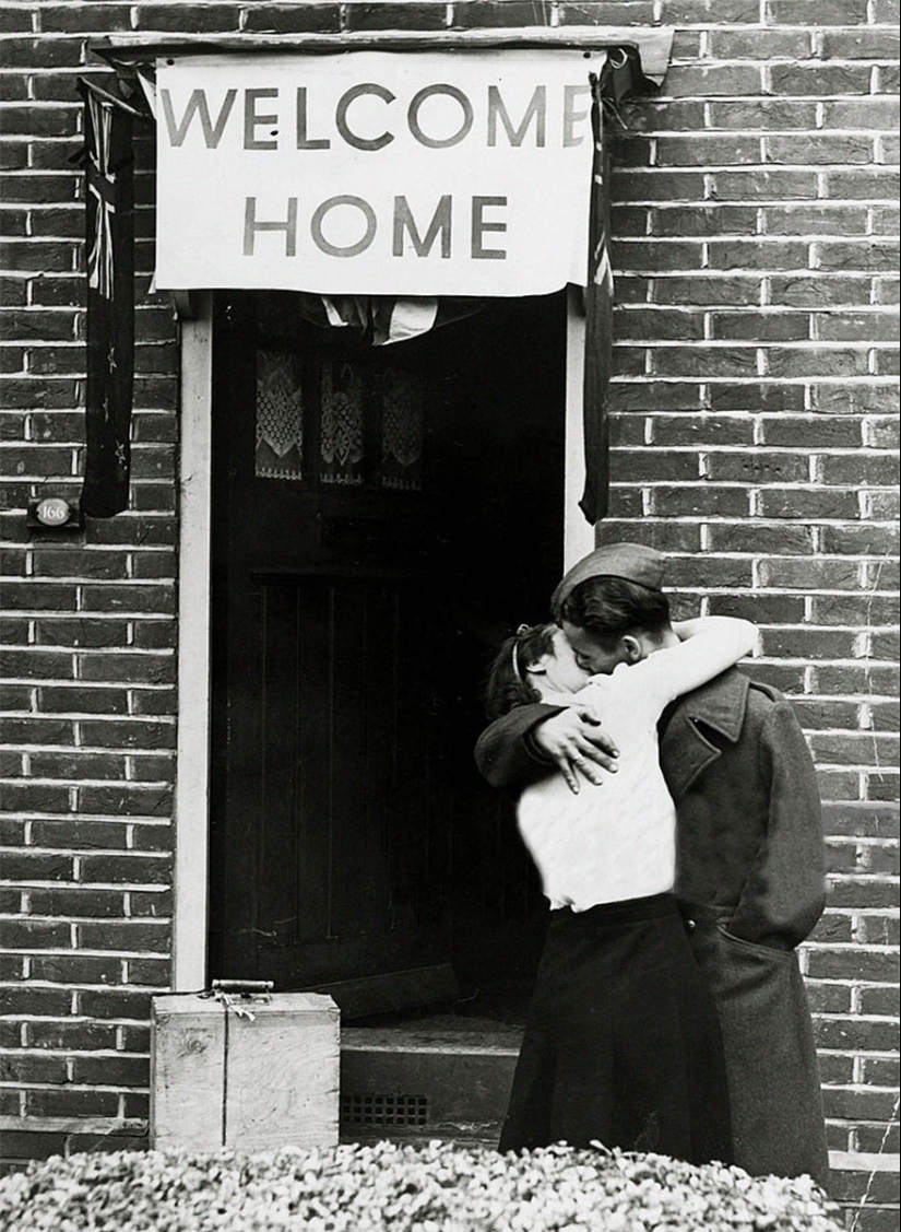 Love during the war: 30 photos about seeing off and meeting soldiers Love during the war: 30 photos about seeing off and meeting soldiers