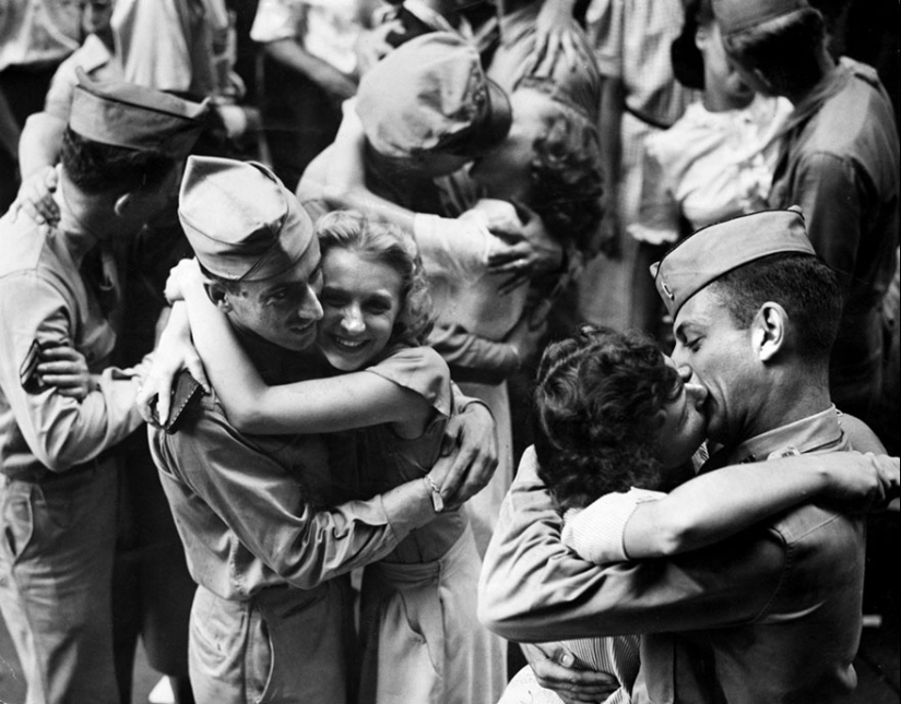 Love during the war: 30 photos about seeing off and meeting soldiers Love during the war: 30 photos about seeing off and meeting soldiers