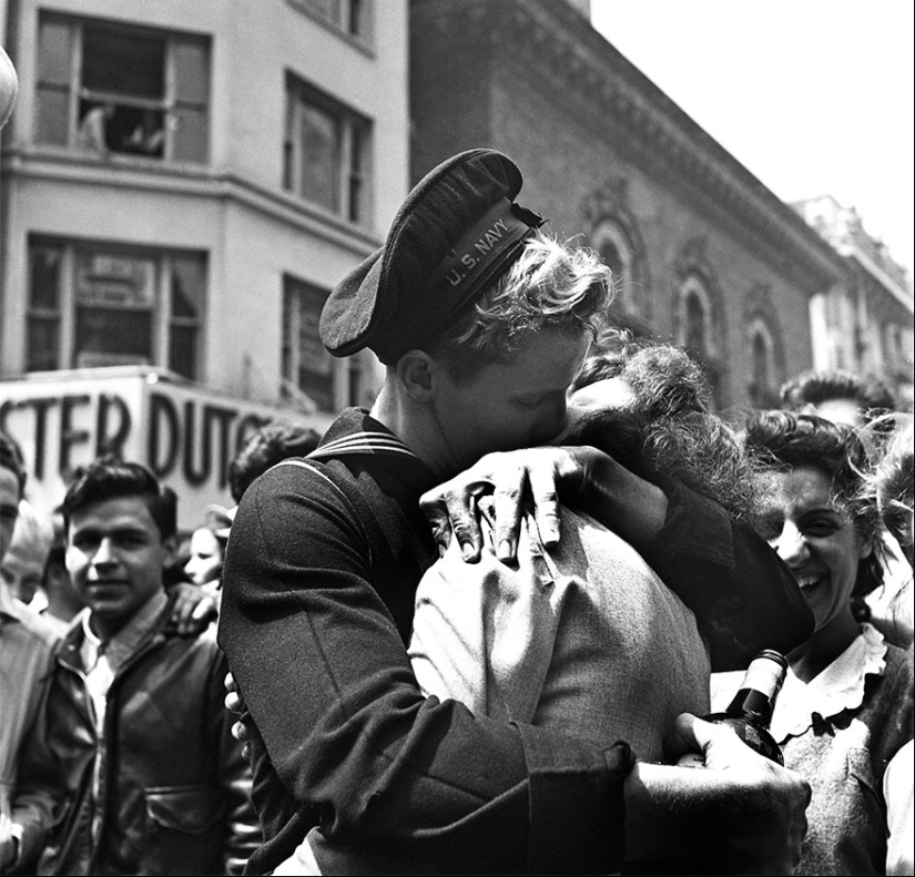 Love during the war: 30 photos about seeing off and meeting soldiers Love during the war: 30 photos about seeing off and meeting soldiers