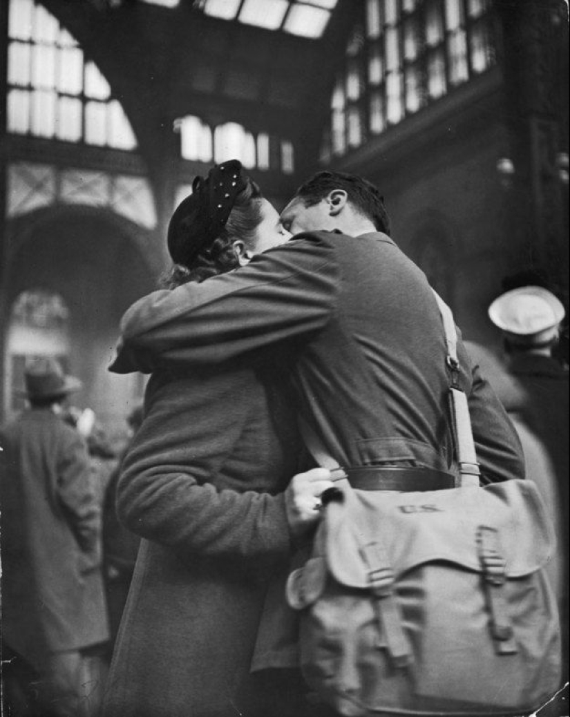 Love during the war: 30 photos about seeing off and meeting soldiers Love during the war: 30 photos about seeing off and meeting soldiers