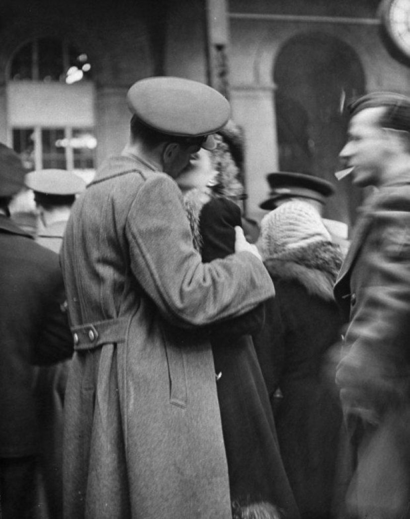 Love during the war: 30 photos about seeing off and meeting soldiers Love during the war: 30 photos about seeing off and meeting soldiers