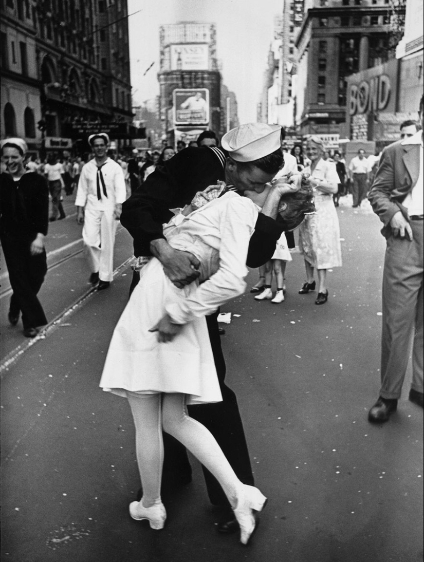 Love during the war: 30 photos about seeing off and meeting soldiers Love during the war: 30 photos about seeing off and meeting soldiers