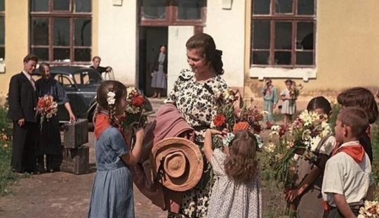 Magazine "Ogonek": illustrations of Soviet life