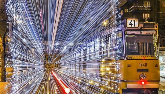 Maravillosos tranvías luminosos en Budapest por la noche Maravillosos tranvías luminosos en Budapest por la noche