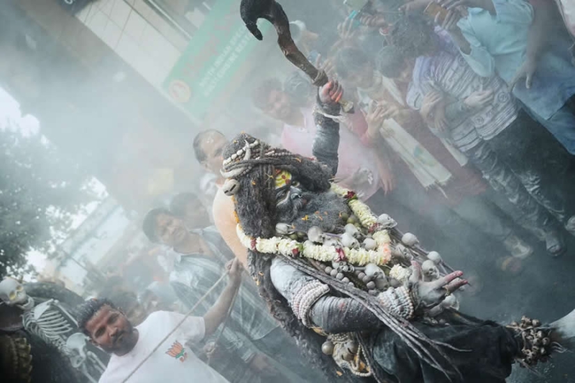 Masan Holi en Varanasi: el fotógrafo Shounak Pal captura la sagrada celebración de las cenizas y el renacimiento.