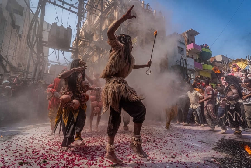 Masan Holi en Varanasi: el fotógrafo Shounak Pal captura la sagrada celebración de las cenizas y el renacimiento.