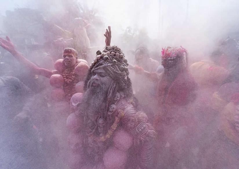 Masan Holi en Varanasi: el fotógrafo Shounak Pal captura la sagrada celebración de las cenizas y el renacimiento.