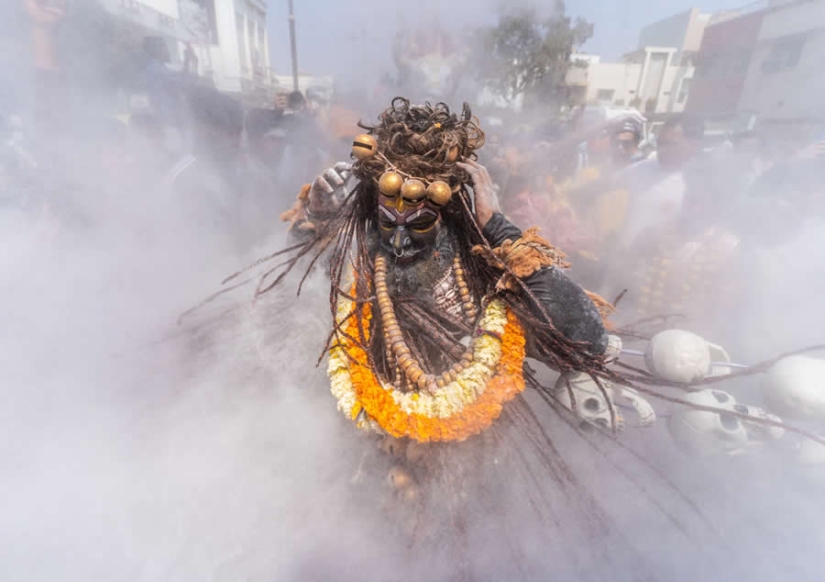 Masan Holi in Varanasi: Photographer Shounak Pal Captures the Sacred Celebration of Ashes and Rebirth Masan Holi in Varanasi: Photographer Shounak Pal Captures the Sacred Celebration of Ashes and Rebirth
