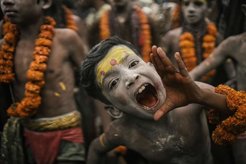 Masan Holi in Varanasi: Photographer Shounak Pal Captures the Sacred Celebration of Ashes and Rebirth Masan Holi in Varanasi: Photographer Shounak Pal Captures the Sacred Celebration of Ashes and Rebirth