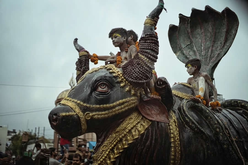 Masan Holi in Varanasi: Photographer Shounak Pal Captures the Sacred Celebration of Ashes and Rebirth Masan Holi in Varanasi: Photographer Shounak Pal Captures the Sacred Celebration of Ashes and Rebirth