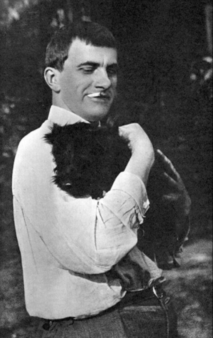 Maxim Gorky con una escoba y otros escritores, como usted no los ha visto Maxim Gorky con una escoba y otros escritores, como usted no los ha visto