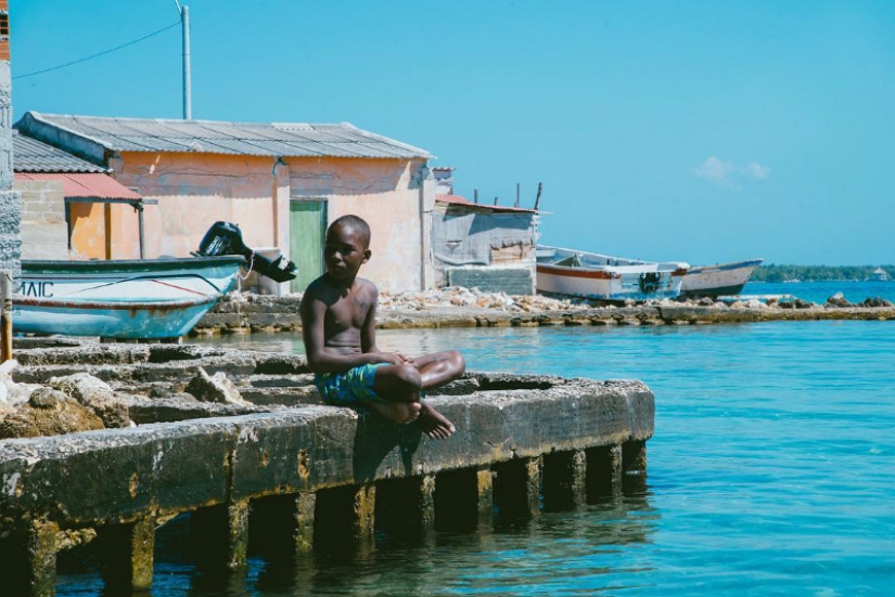 Me das un peinado, y yo te doy pescado para el almuerzo: cómo se llevan mil personas en una isla del tamaño de un campo de fútbol