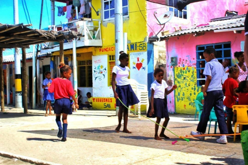 Me das un peinado, y yo te doy pescado para el almuerzo: cómo se llevan mil personas en una isla del tamaño de un campo de fútbol