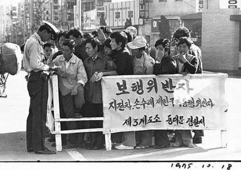 Medidas de la longitud de las faldas, cortes de pelo forzados y "jaulas de la vergüenza": la vida cotidiana en Corea del Sur en los años 70 Medidas de la longitud de las faldas, cortes de pelo forzados y "jaulas de la vergüenza": la vida cotidiana en Corea del Sur en los años 70