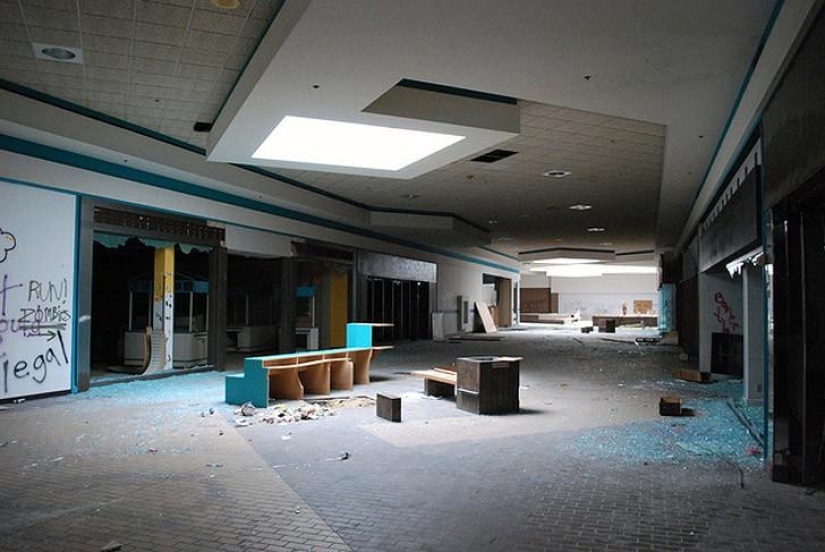 Megacentros comerciales abandonados en Estados Unidos. La decadencia del capitalismo Megacentros comerciales abandonados en Estados Unidos. La decadencia del capitalismo