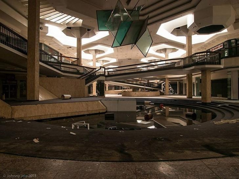 Megacentros comerciales abandonados en Estados Unidos. La decadencia del capitalismo Megacentros comerciales abandonados en Estados Unidos. La decadencia del capitalismo