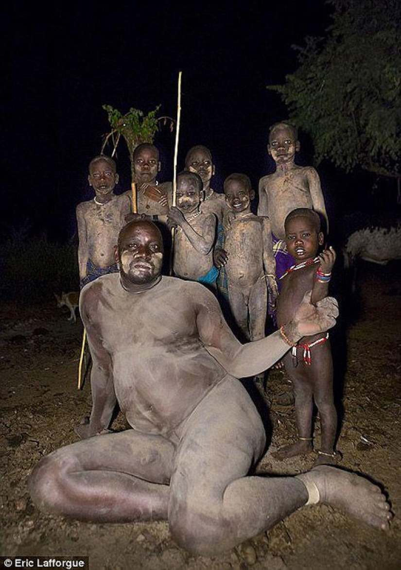 Men of an Ethiopian tribe drink blood with milk to get the title of the fattest resident of the village Men of an Ethiopian tribe drink blood with milk to get the title of the fattest resident of the village