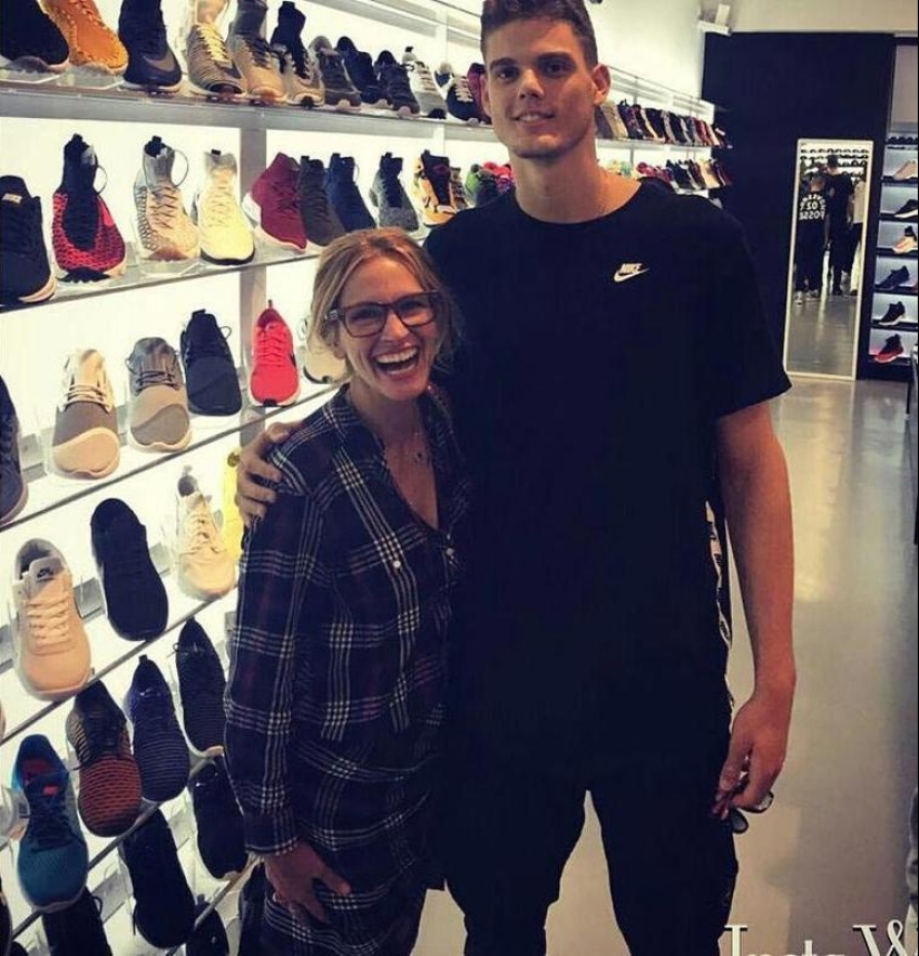 Milla Jovovich con rábano y Hugh Jackman perros: 20 inusual imágenes de las estrellas Milla Jovovich con rábano y Hugh Jackman perros: 20 inusual imágenes de las estrellas